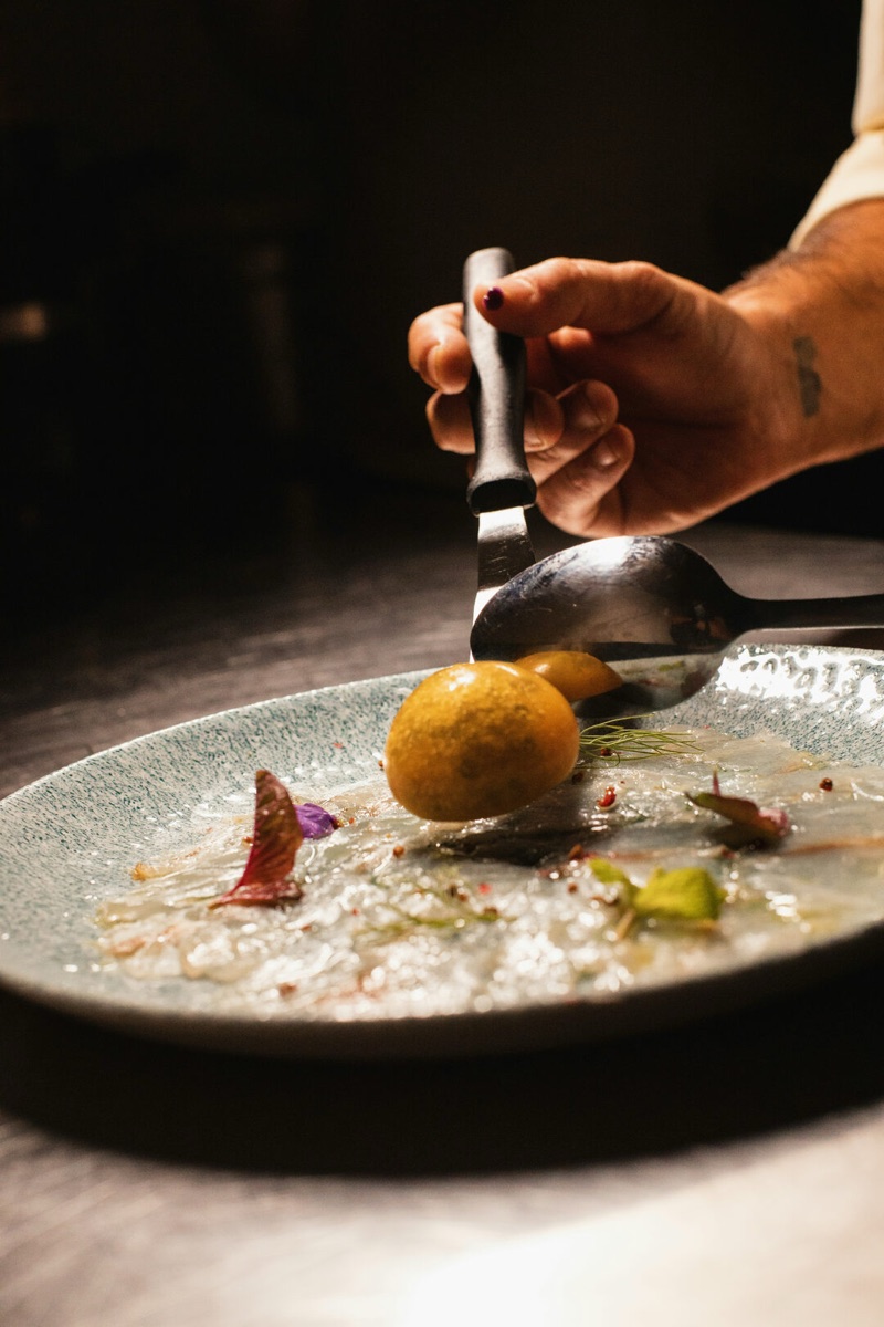 Un chef dresse une assiette